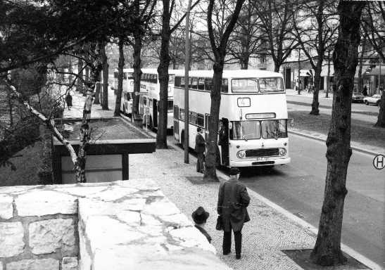 Im April 1978 stehen
            moderne Wagentypen von Schaffner-Autobussen auf der Linie 4
            an der Endhaltestelle Neu-Westend/Brixplatz